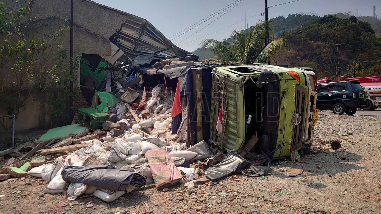 Truk Terguling di Jalan Bypass Soekarno-Hatta Bandarlampung