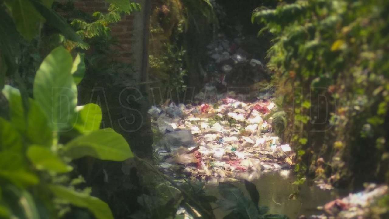 Sungai di Bandarlampung Jadi 'Daratan' Sampah