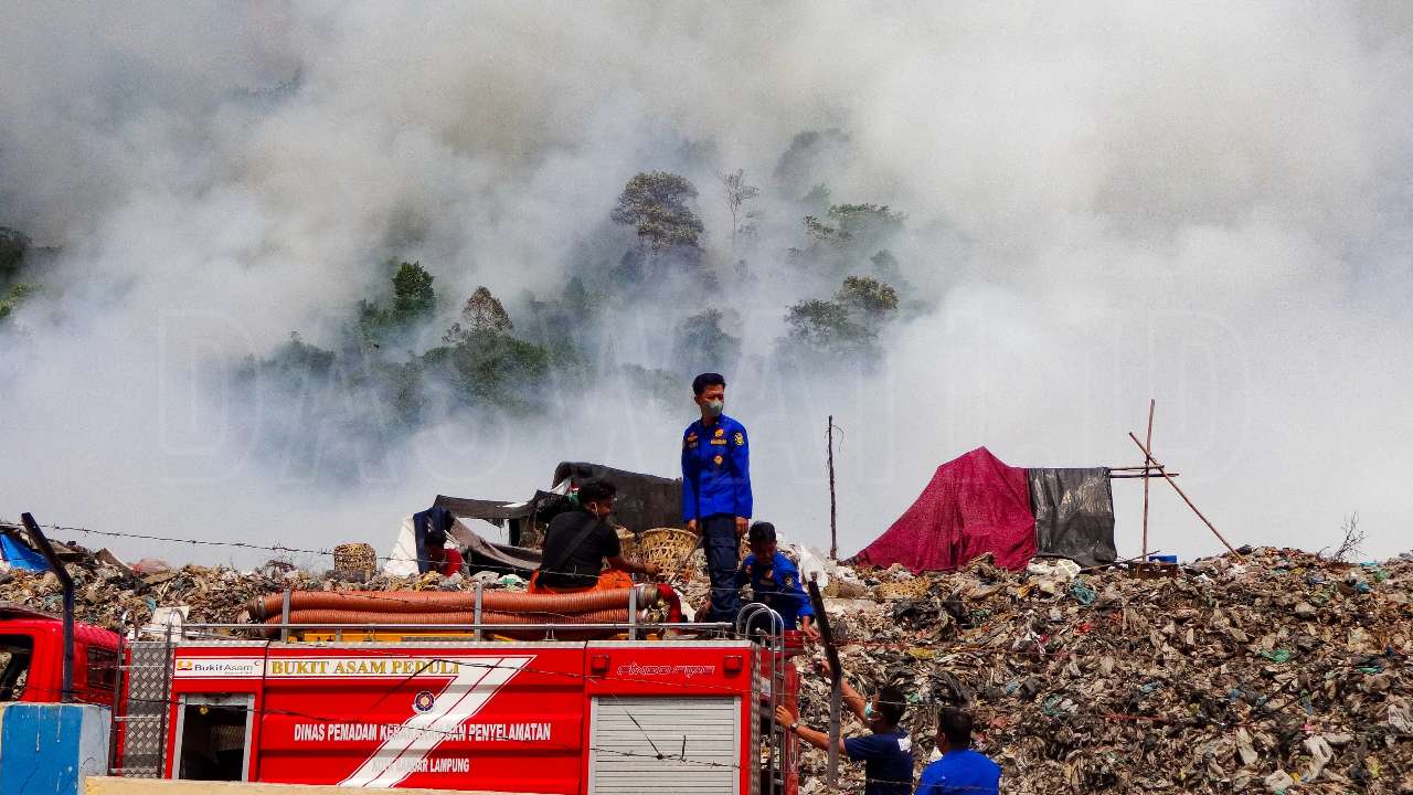 Kebakaran di TPA Bakung Belum Padam