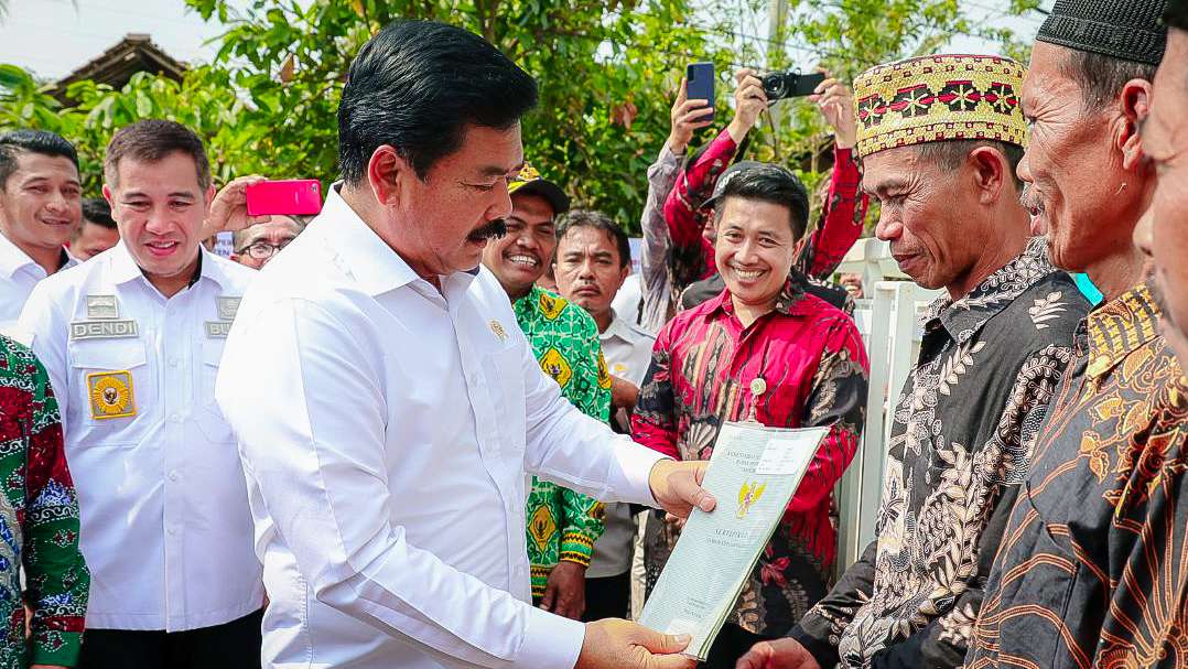 Hadi Tjahjanto Bagi-Bagi Sertifikat Tanah di Lampung