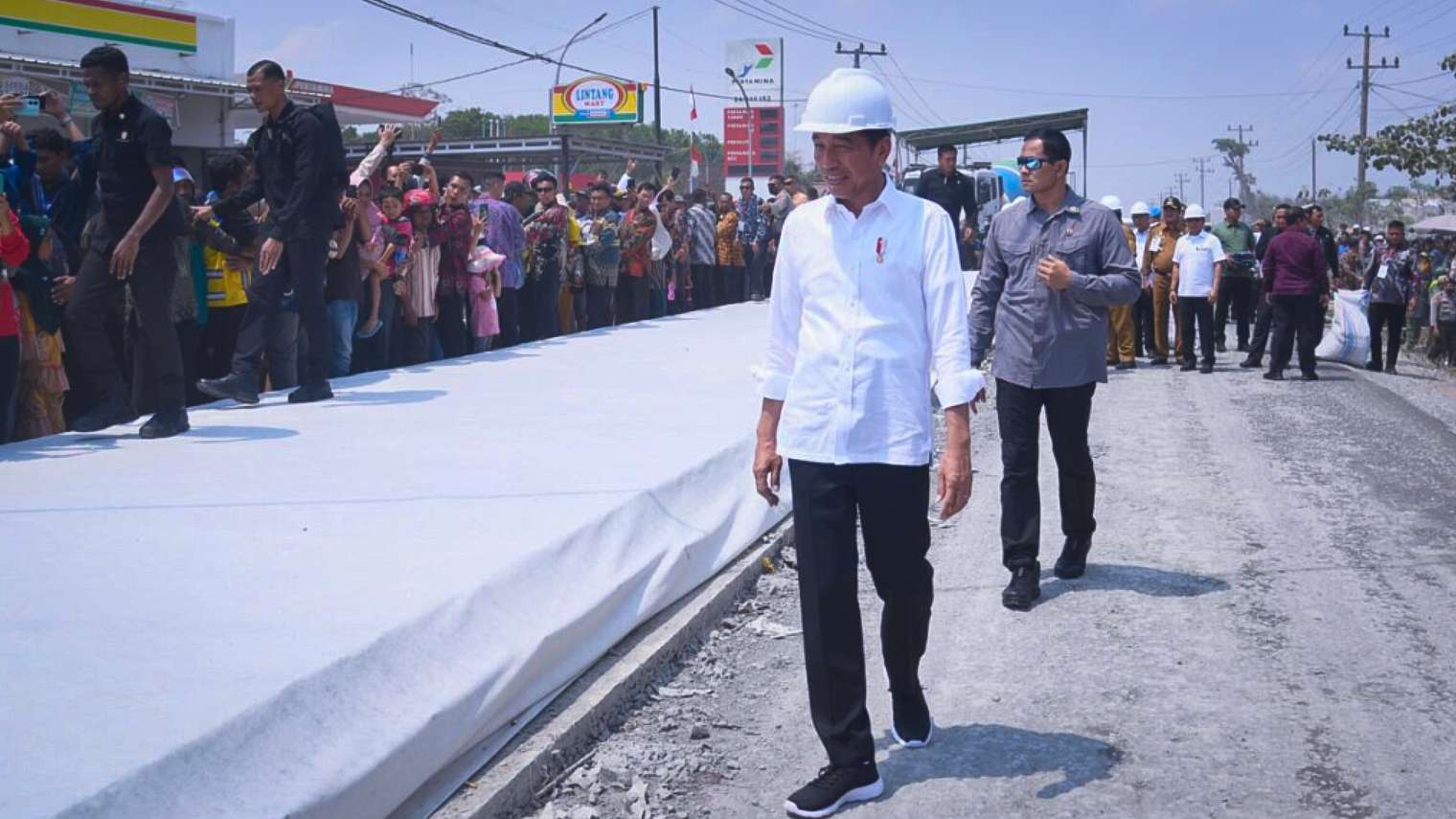 Jokowi Cek Perbaikan Jalan Rusak di Lampung