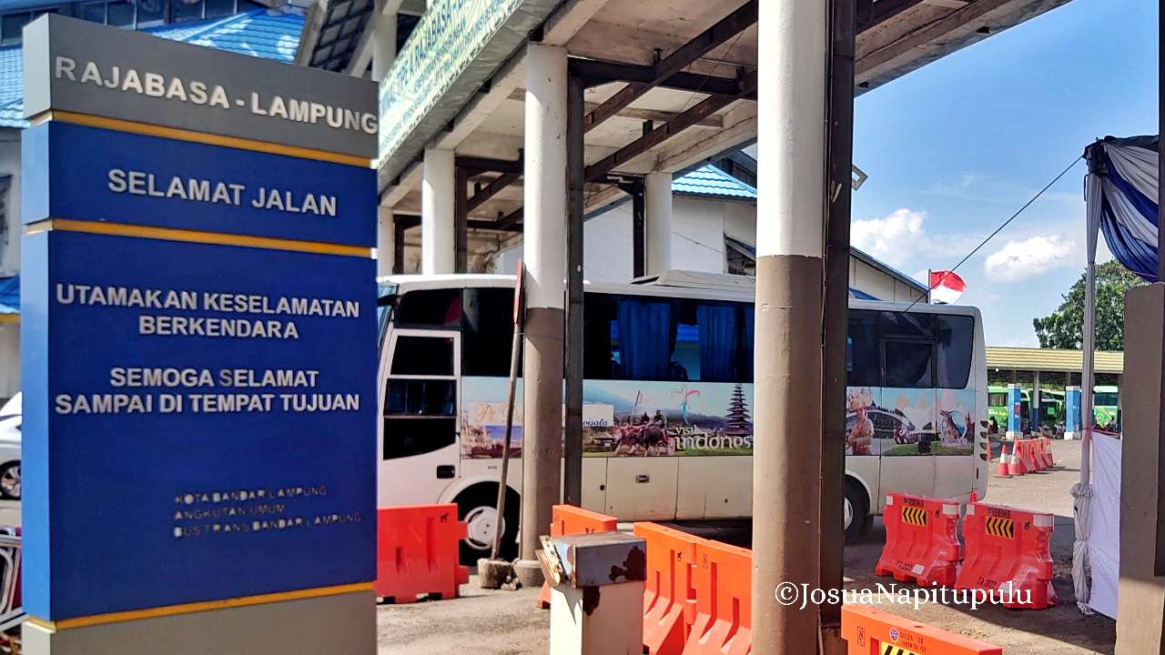 Arus Penumpang di Terminal Rajabasa pada Natal dan Tahun Baru