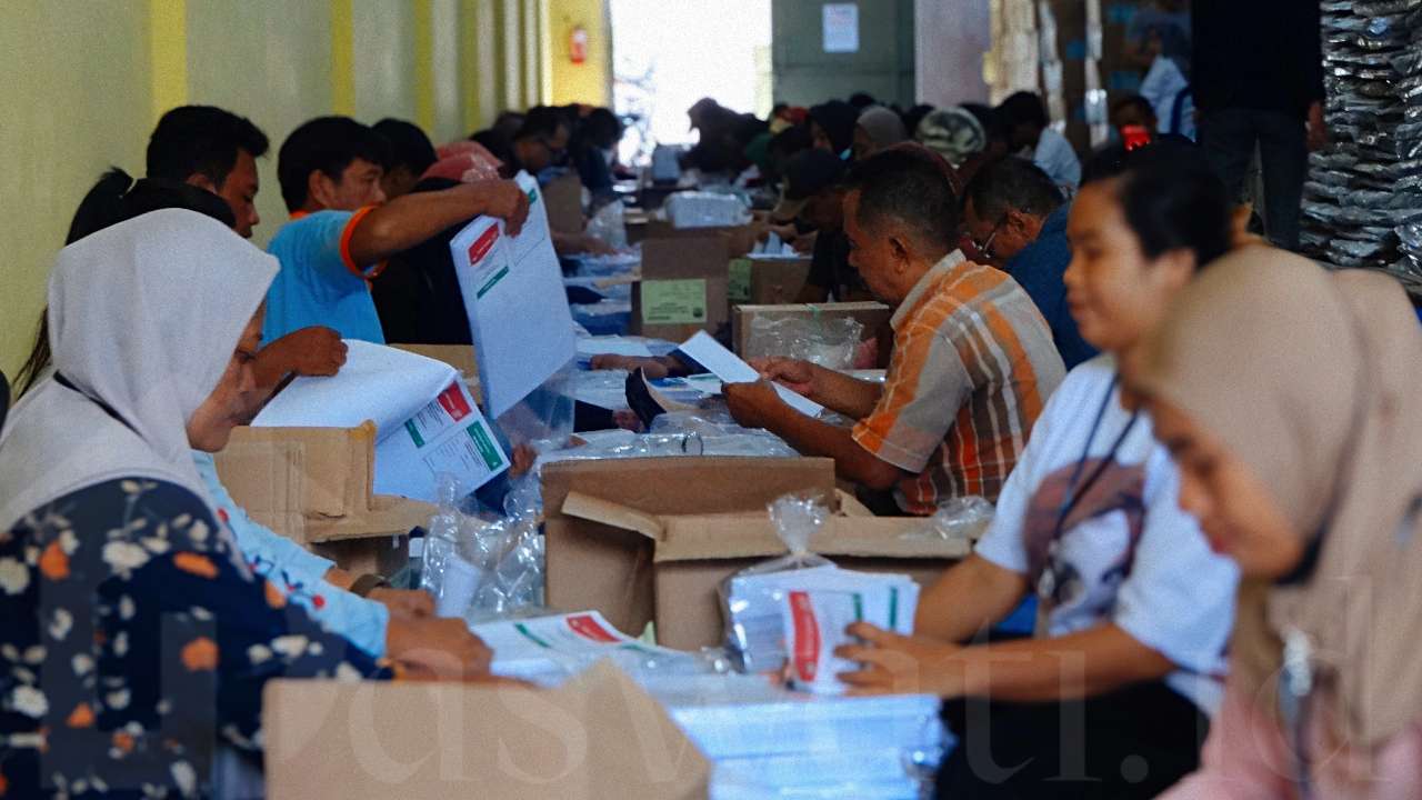 Sortir dan Lipat Surat Suara Berdayakan Masyarakat