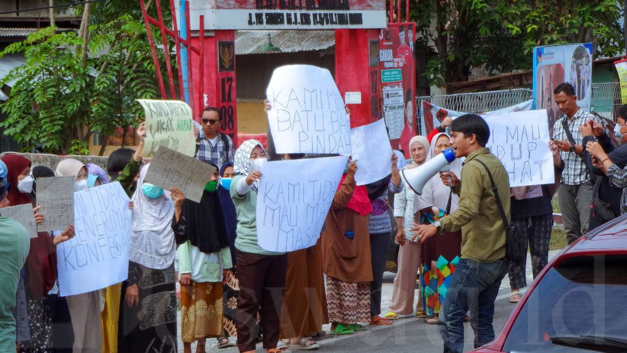 Emak-Emak Tolak Stockpile Batu Bara di Bandarlampung