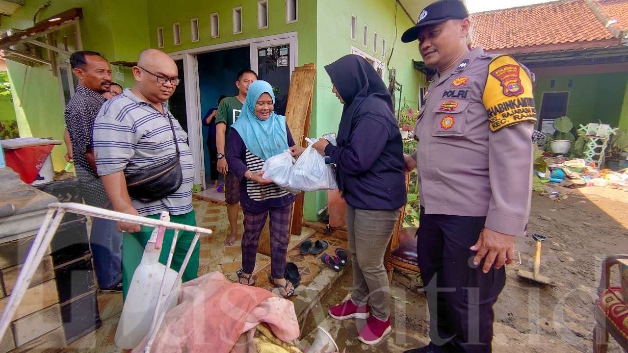 Korban Banjir Bandang Rajabasa Nunyai Terima Bantuan