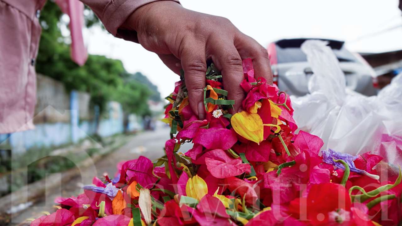 Mengais Rezeki dari Peziarah Kubur di TPU Kebon Jahe