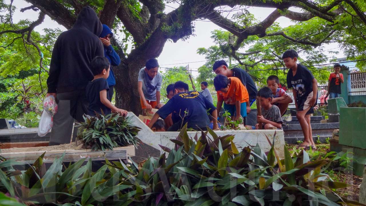 Mengais Rezeki dari Peziarah Kubur di TPU Kebon Jahe