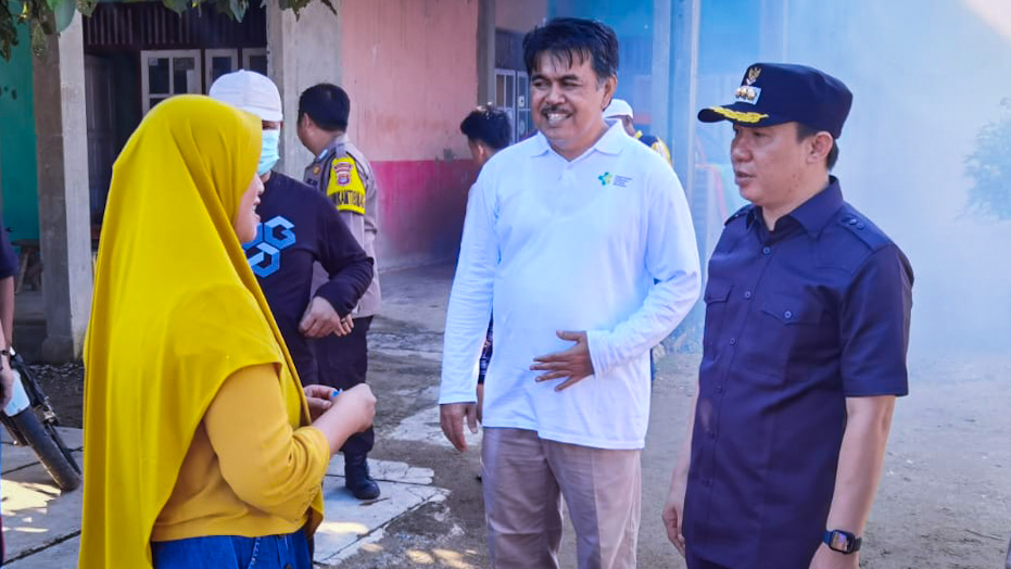 Pj Bupati Pringsewu dan Warga Gotong Royong Basmi Nyamuk DBD