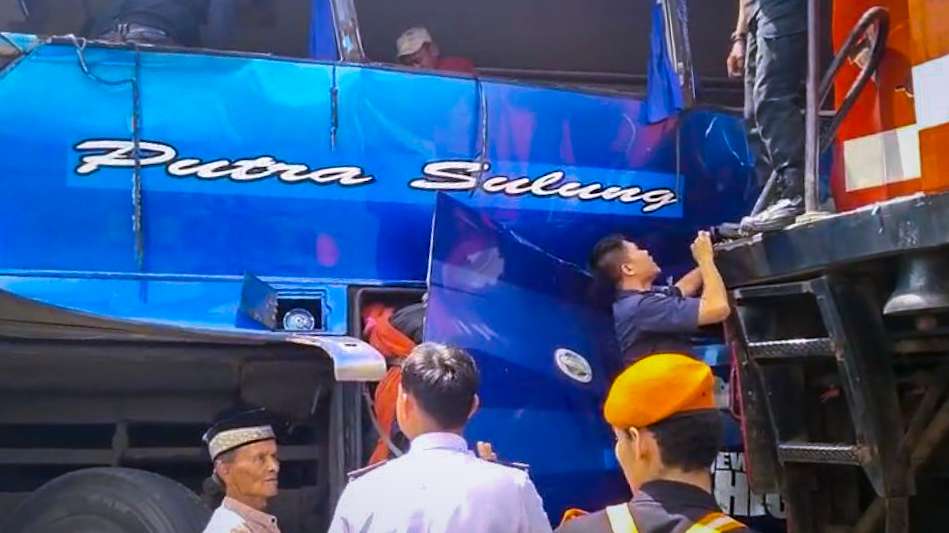 Kereta Api Rajabasa Tabrak Bus di Perlintasan Martapura, 4 Tewas dan 15 Luka-Luka