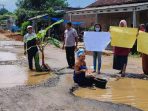 Warga Poncowarno Lampung Tengah Protes Jalan Rusak