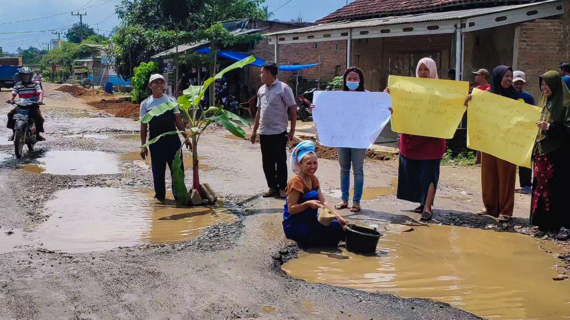 Warga Poncowarno Lampung Tengah Protes Jalan Rusak