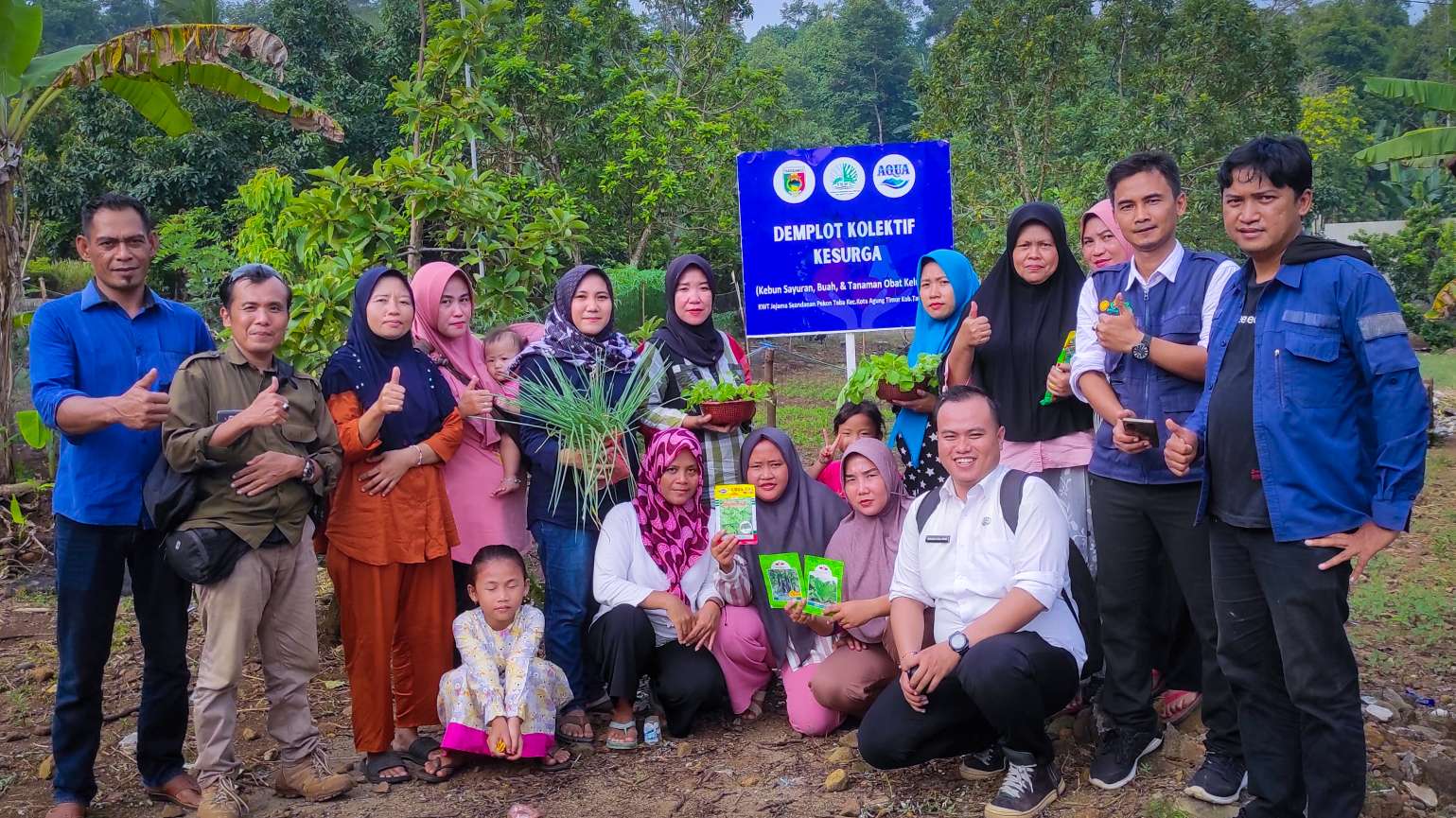 Kelompok Wanita Tani Tanggamus Terima Bantuan Bibit Sayuran untuk Demplot Kesurga