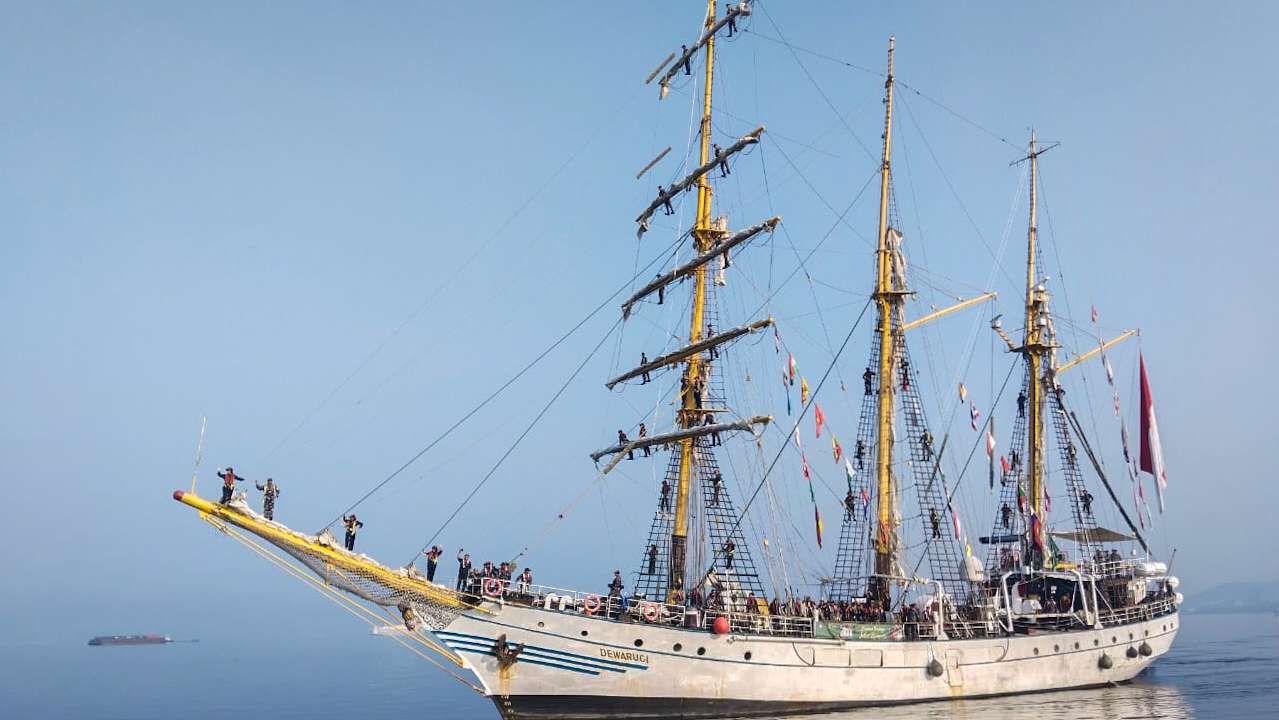 KRI Dewaruci Angkat Sauh dari Pelabuhan Panjang ke Jakarta