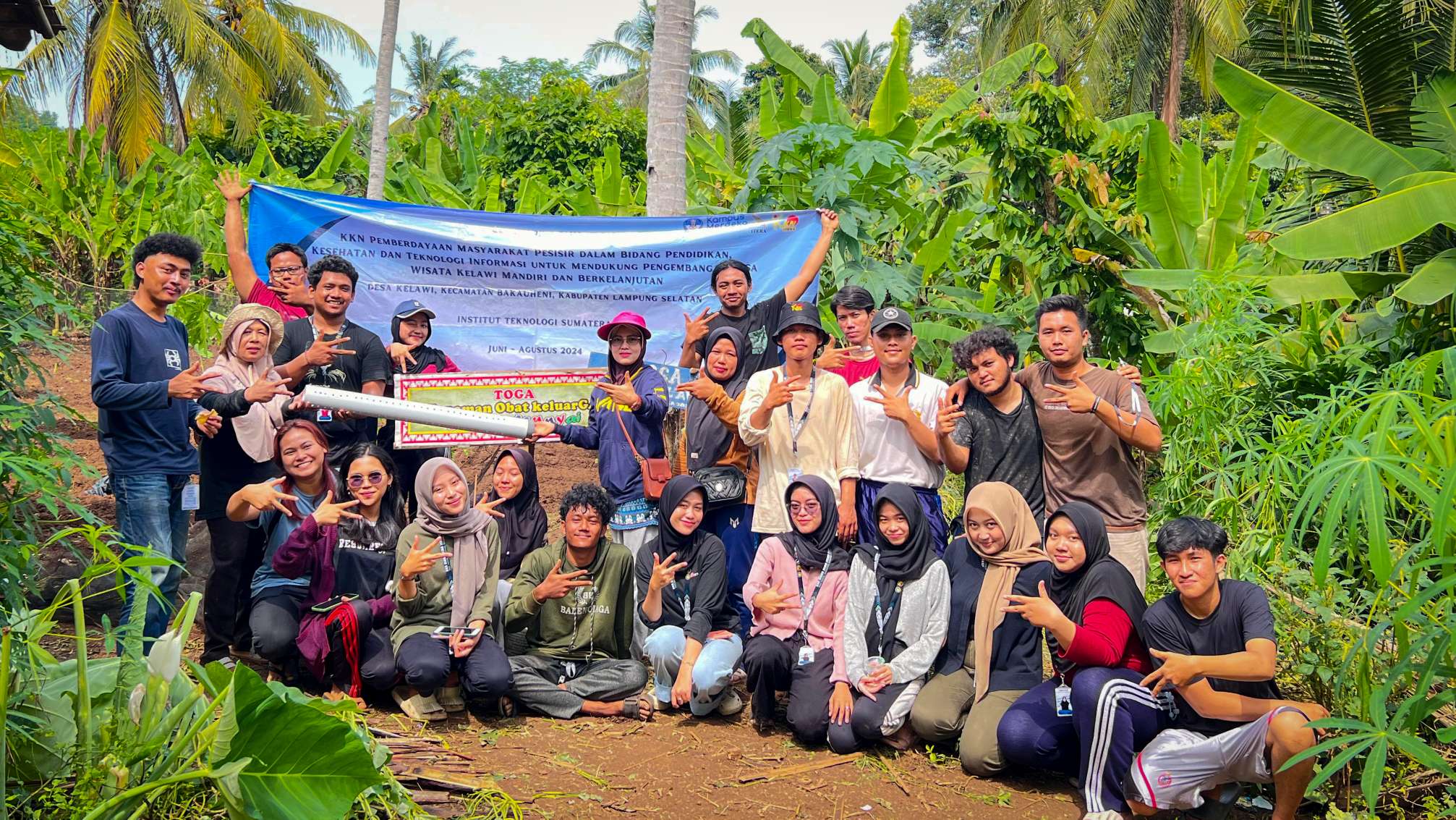 Mahasiswa Itera Tebar Manfaat Toga di Desa Kelawi