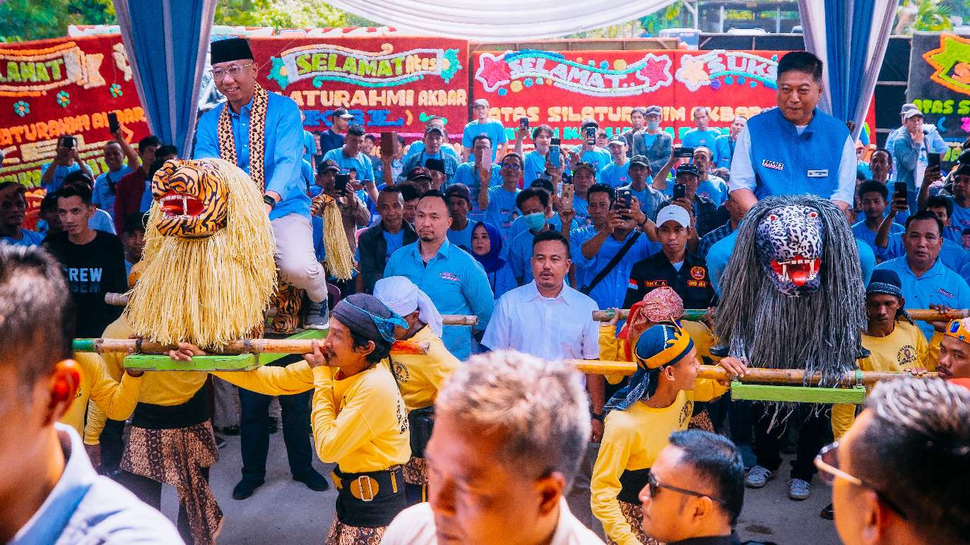 Rahmat Mirzani Djausal Disambut Ribuan Buruh dengan Yel-yel Gubernur Lampung