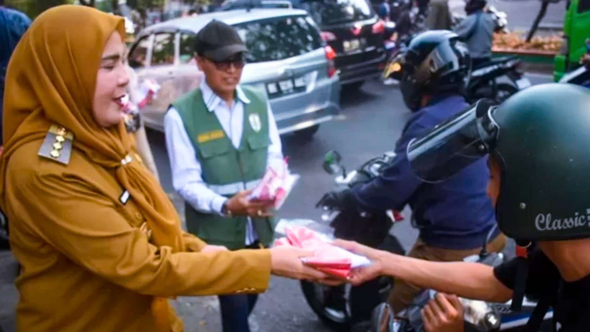 Pemkot Bandarlampung Bagikan Lima Ribu Bendera Merah Putih