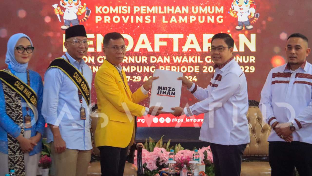 Mirza-Jihan Daftar ke KPU Didampingi Koalisi Lampung Maju