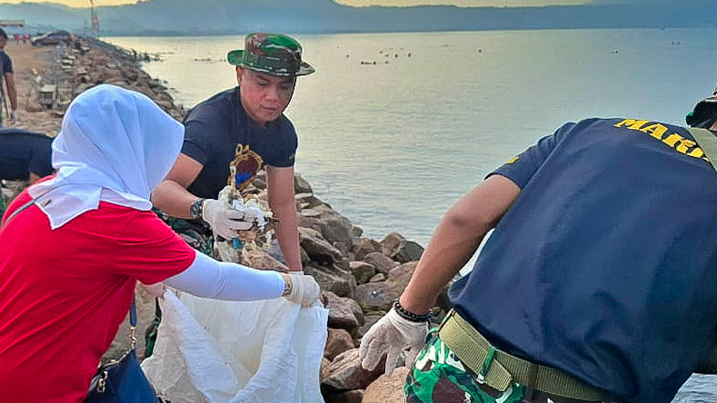 Brigif 4 Marinir/BS Bersih-Bersih Pantai Kunyit Bareng Pemda dan Komunitas