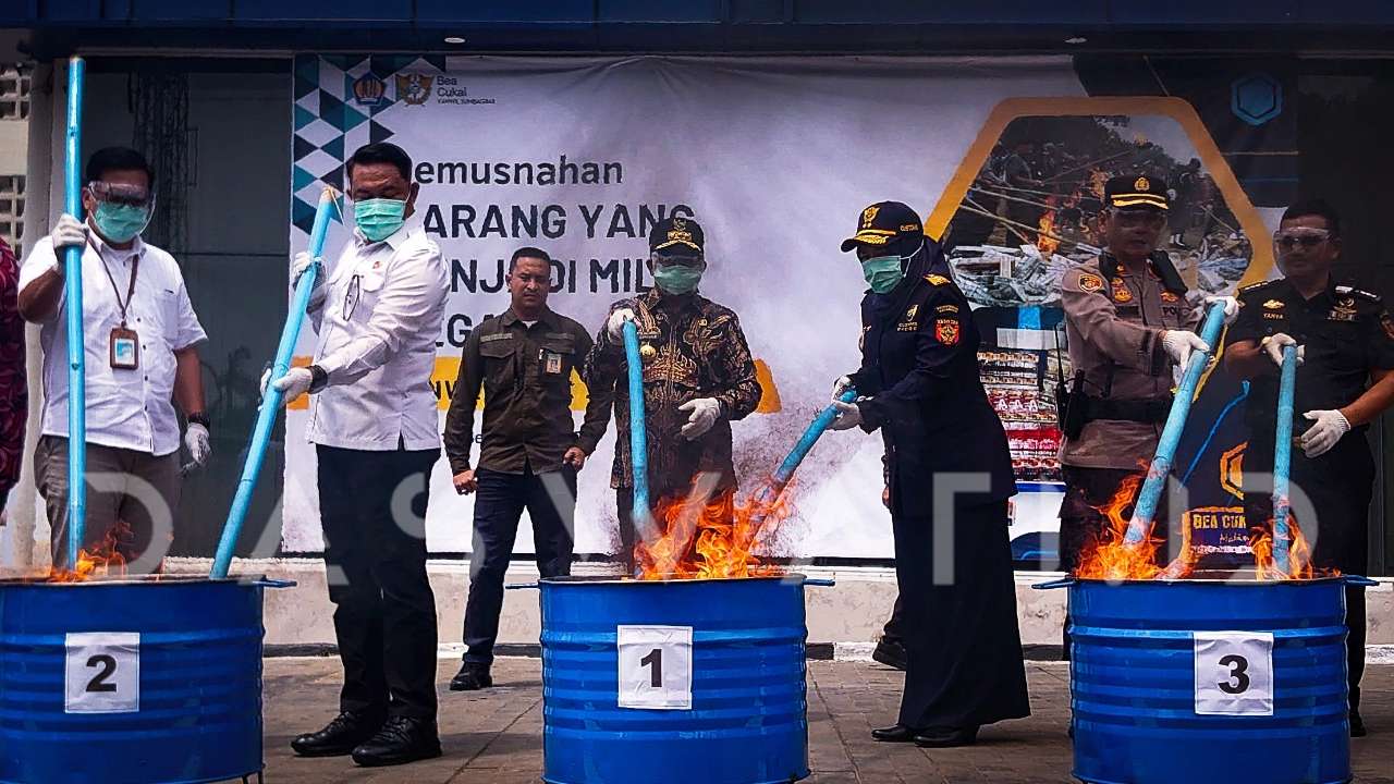 Bea Cukai Sumbagbar Musnahkan Barang Kena Cukai Ilegal Senilai Rp37,8 M