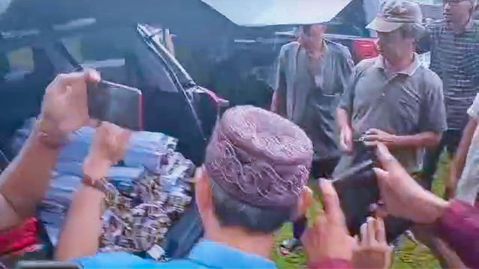 Mobil Camat Negeri Katon Tertangkap Basah Bawa Bahan Kampanye Paslon