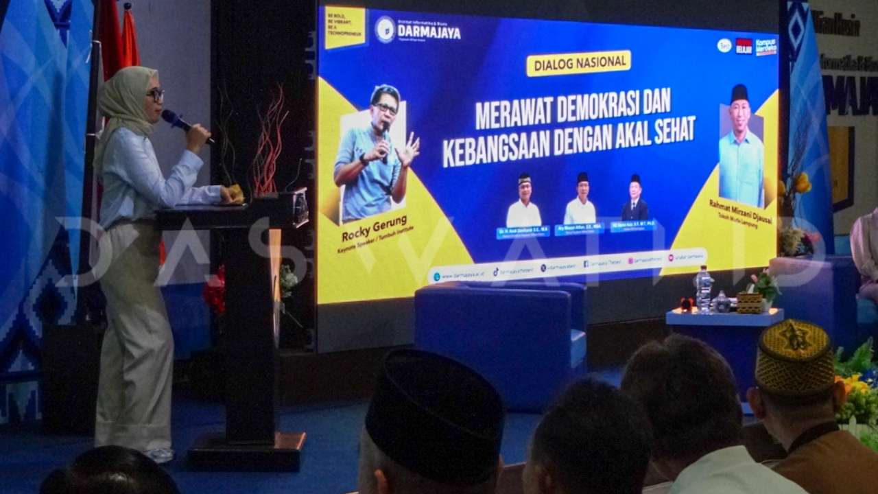 Jihan Nurlela Bicara Oligarki dan KKN Bareng Rocky Gerung di Darmajaya