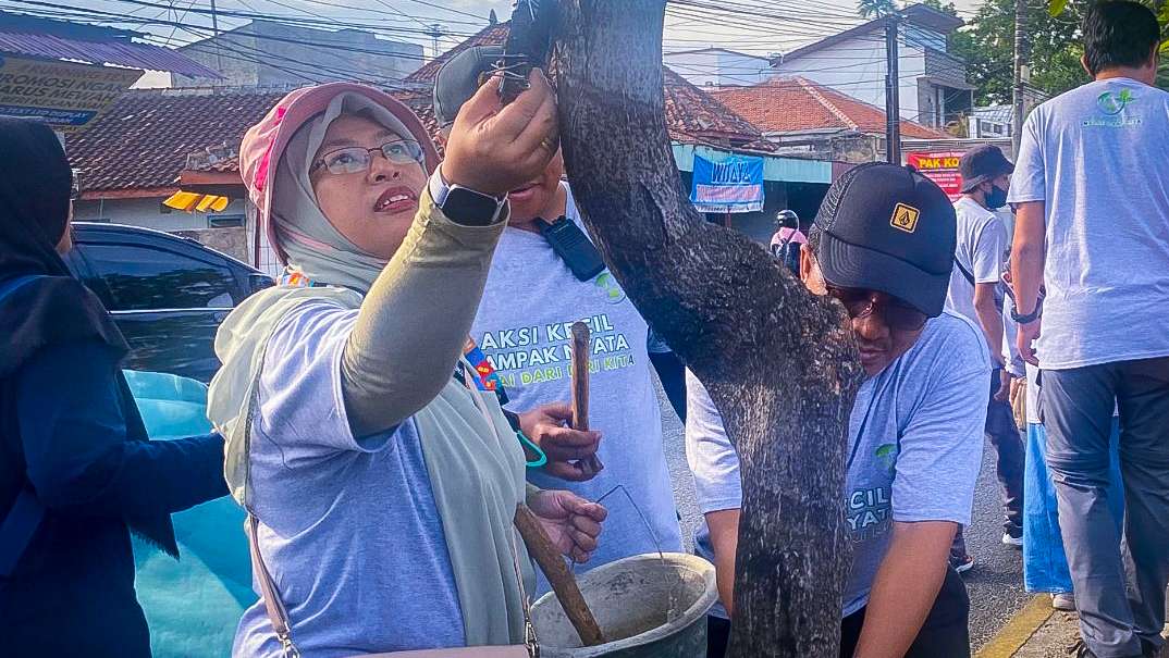 Inisiatif Lampung Sehat Gelar Aksi Cabut Paku di Pohon