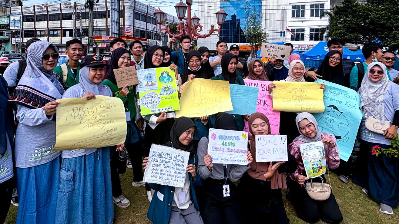 Inisiatif Lampung Sehat Gelar Aksi Cabut Paku di Pohon