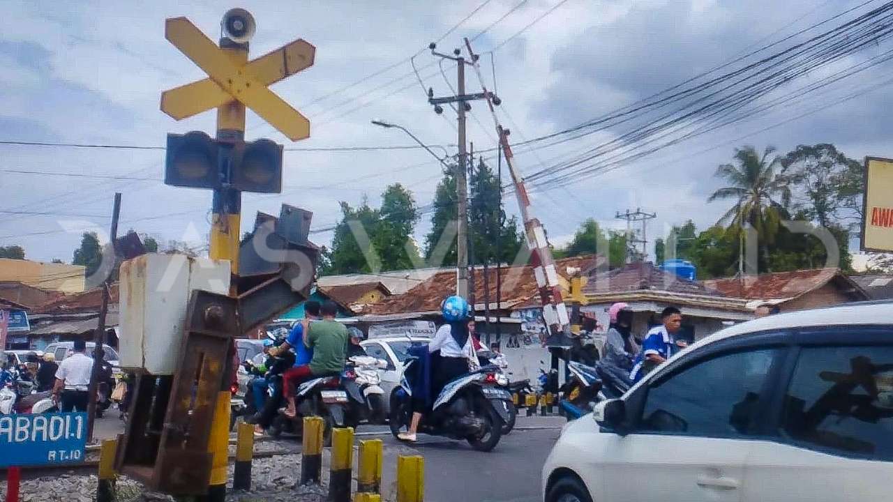 Pemkot Bandarlampung Perbaiki Palang Perlintasan Kereta