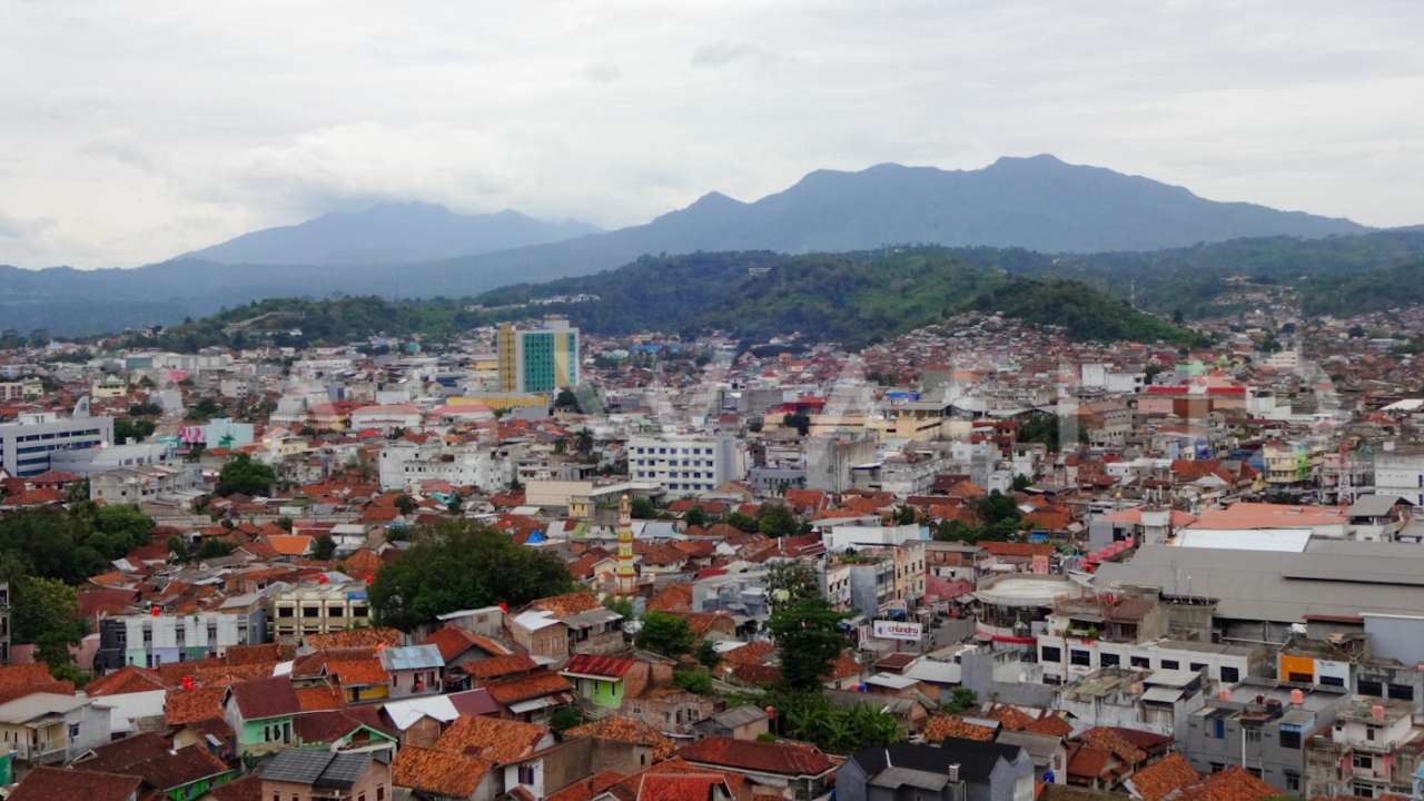 Langit Bukit Randu Bandarlampung “Menyala” di Malam Tahun Baru