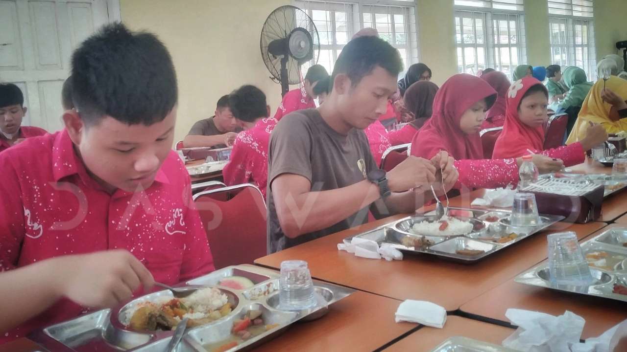 Siswa SLB di Bandarlampung Nikmati Program Makan Bergizi Gratis