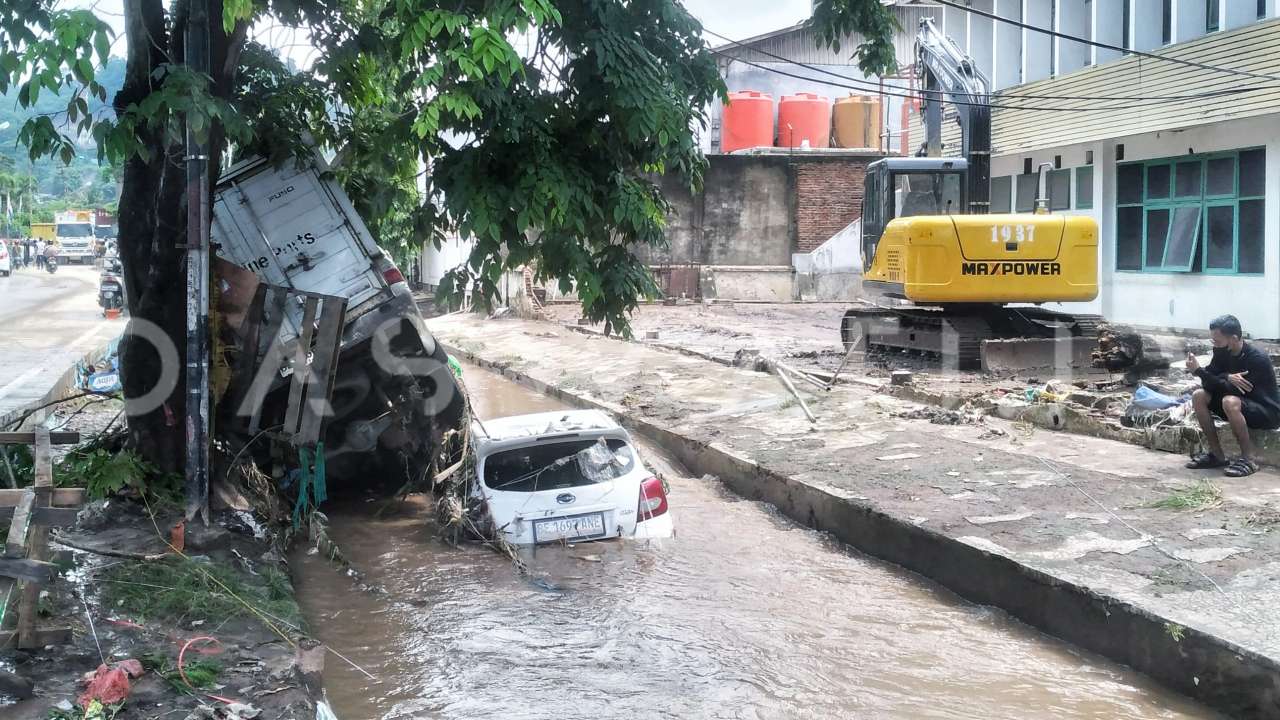 Banjir Way Lunik Bandarlampung: mobil terseret, tembok sekolah rubuh, ijazah terendam