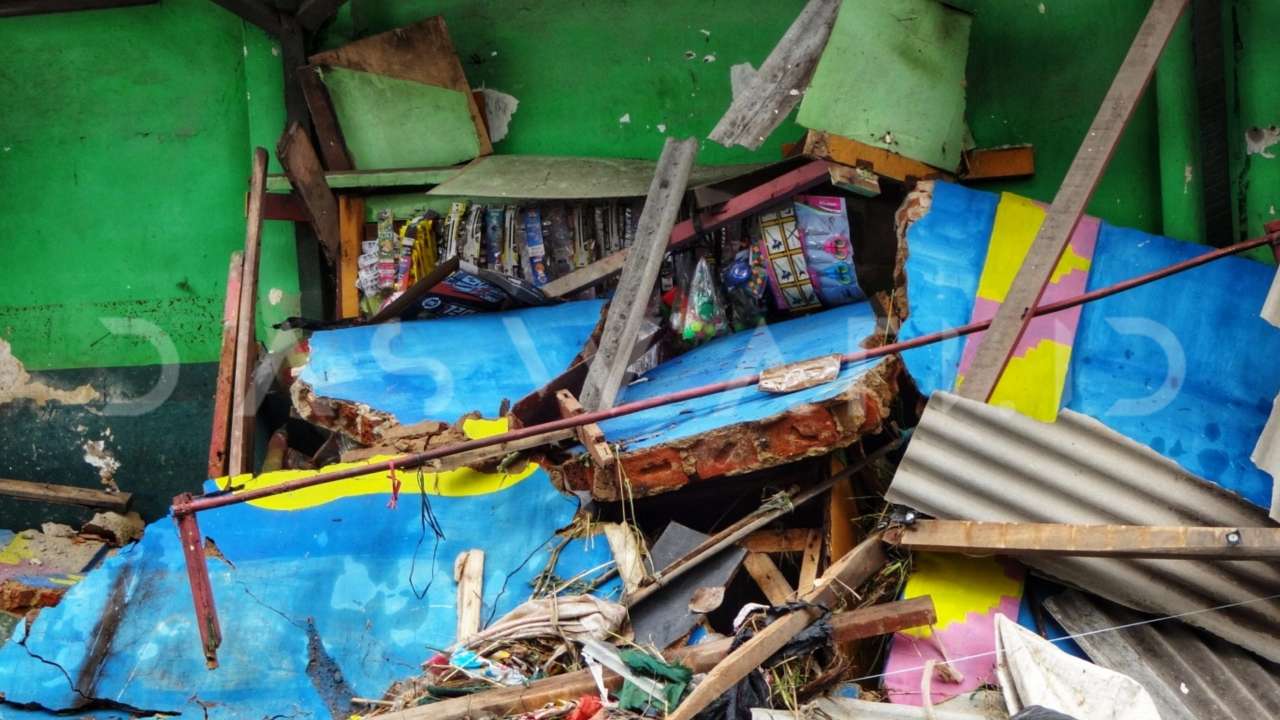 Banjir Way Lunik Bandarlampung: mobil terseret, tembok sekolah rubuh, ijazah terendam