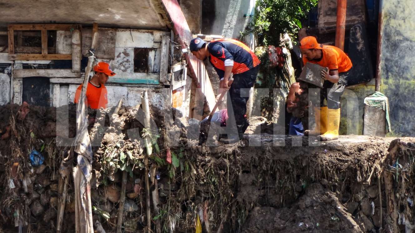 BPBD dan Warga Bersihkan Lumpur Tebal Banjir Bandarlampung
