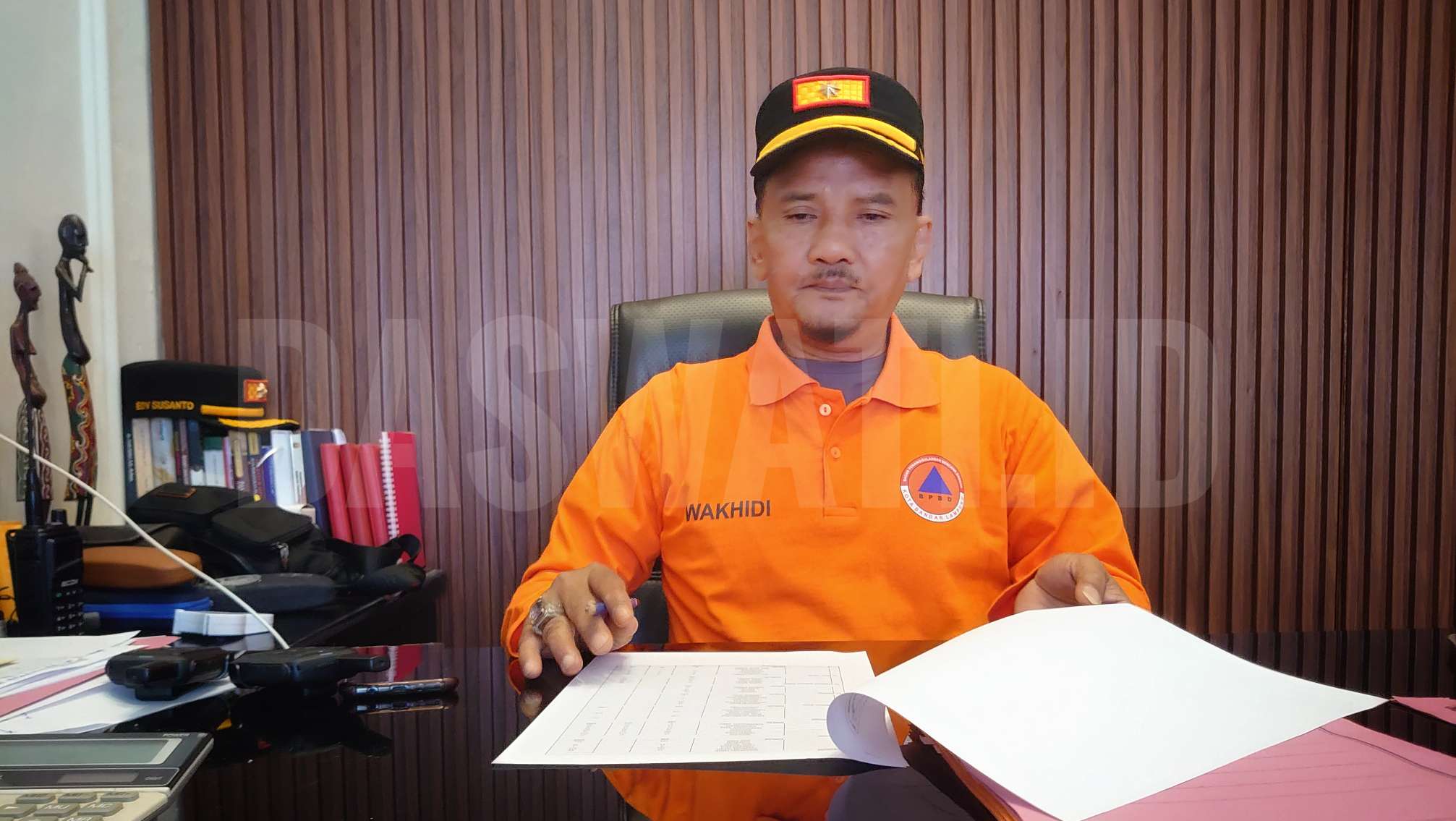 BPBD dan Warga Bersihkan Lumpur Tebal Banjir Bandarlampung