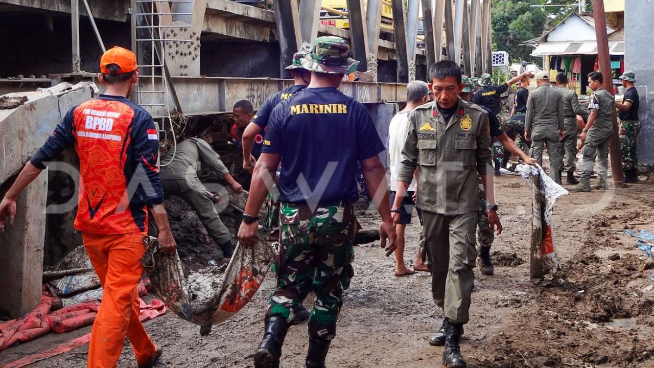 Bersama Masyarakat, Prajurit Marinir Bantu Pemulihan Pasca Banjir di Bandarlampung