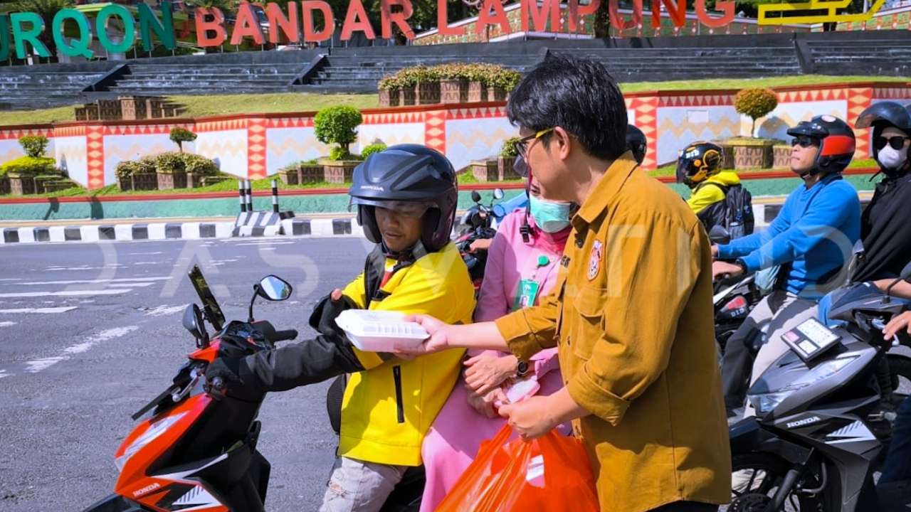 Taring Lampung Berbagi Makanan Gratis