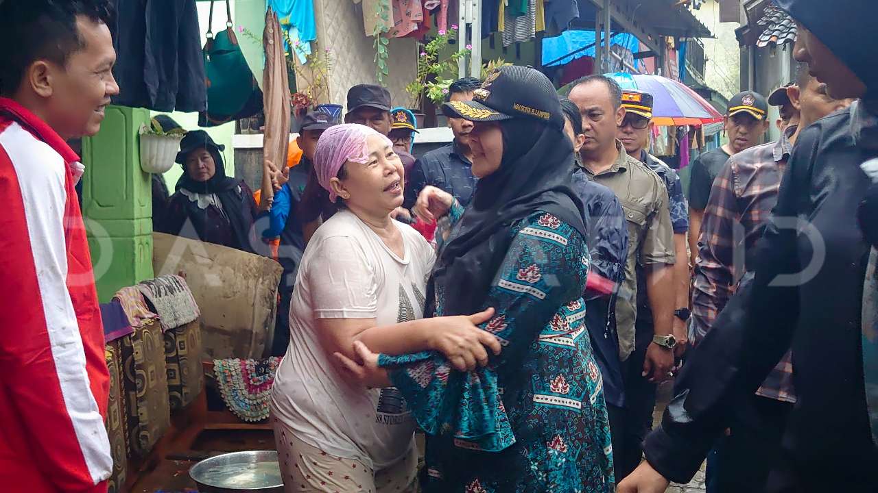 Wali Kota Bandarlampung Tinjau Korban Banjir Sepulang Umroh