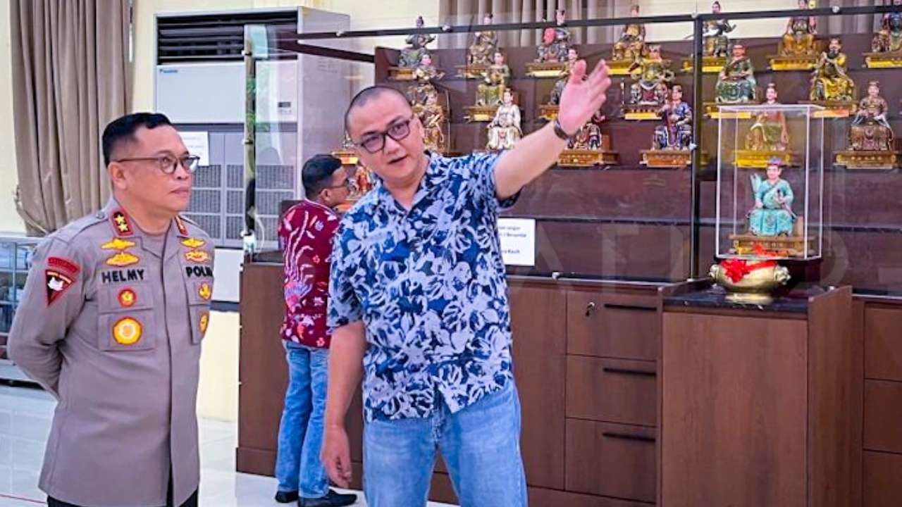 Malam Imlek 2025: Tim Jibom Satbrimob Polda Lampung Sterilisasi Vihara