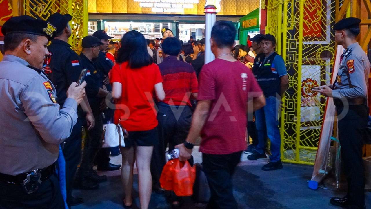 Malam Imlek 2025: Tim Jibom Satbrimob Polda Lampung Sterilisasi Vihara