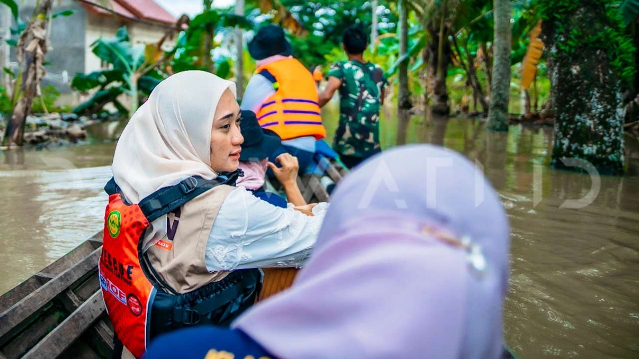 Banjir di Sragi, Jihan Nurlela Naik Perahu di Jalan Aspal