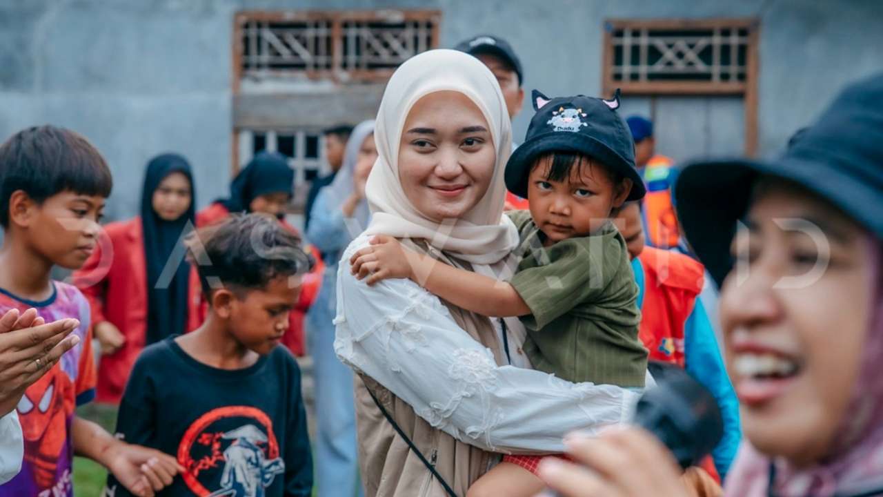 Banjir di Sragi, Jihan Nurlela Naik Perahu di Jalan Aspal