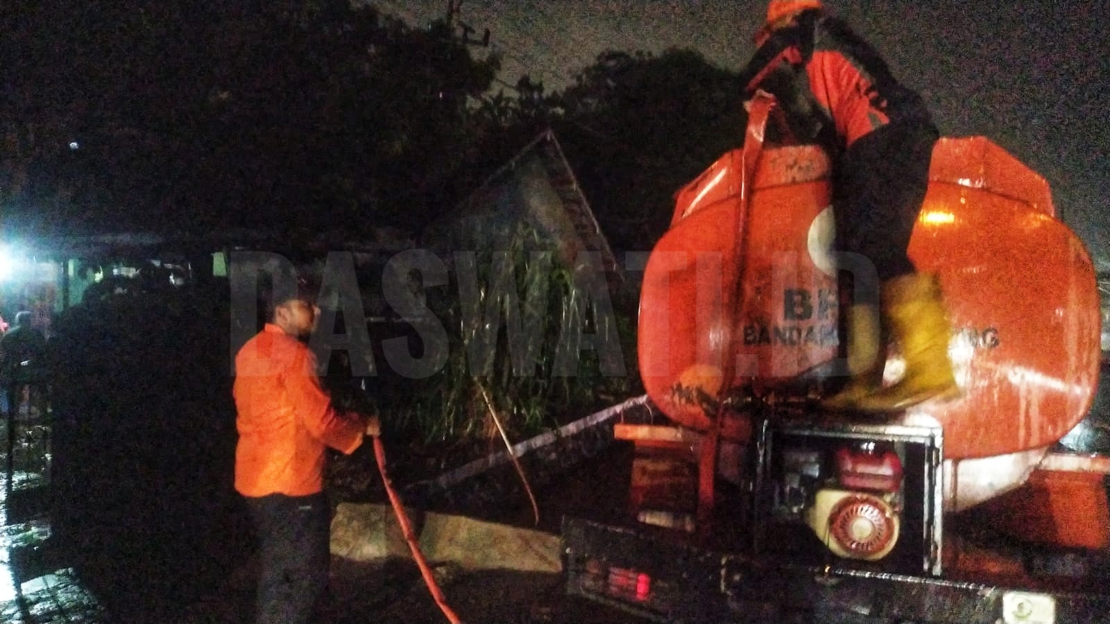 BPBD Salurkan Air Bersih ke Warga Terdampak Banjir Bandarlampung