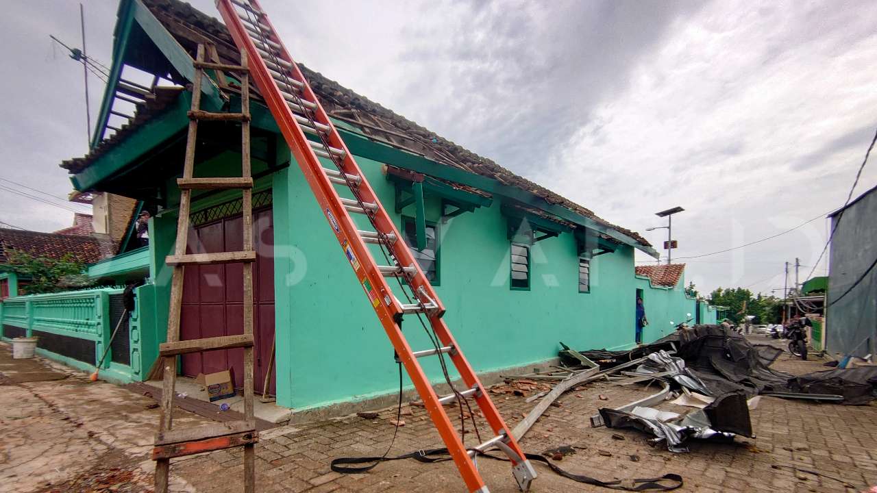 Rumah Prof Sugeng Porak-poranda Diterjang Angin Kencang