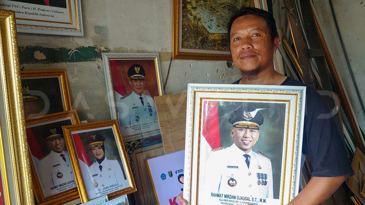 Perajin Pigura di Bandar Lampung Mendulang Cuan dari Pilkada