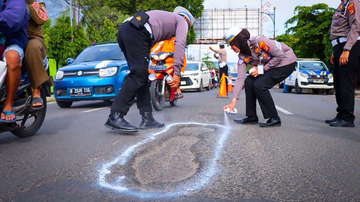 Awas Lubang! Satlantas Polresta Bandar Lampung Tandai Jalan Rusak