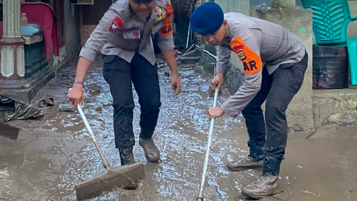 Tim SAR Satbrimob Polda Lampung Evakuasi Warga Terdampak Banjir