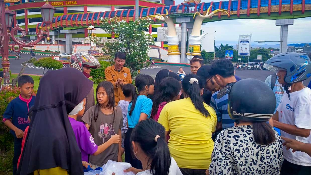 Warga Berebut Nasi Kotak dan Takjil Gratis dari Taring Lampung