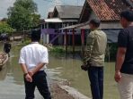 Jembatan Kali Bungur Mangkrak, Warga Lampung Timur Masih Andalkan Perahu Getek