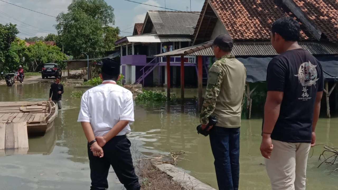 Jembatan Kali Bungur Mangkrak, Warga Lampung Timur Masih Andalkan Perahu Getek