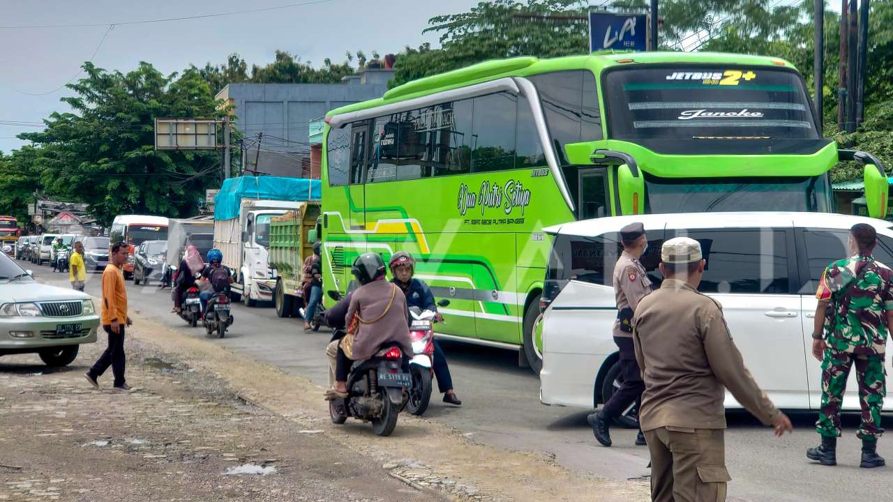 Jalan Rusak di Perbatasan Bandar Lampung – Pesawaran Hambat Arus Wisatawan